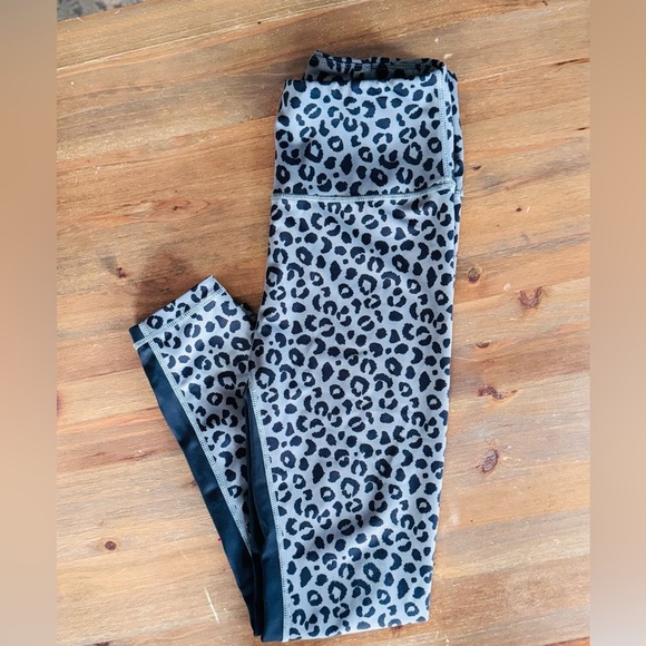 Stylish Gray Leopard Print Leggings - Picture 4 of 10